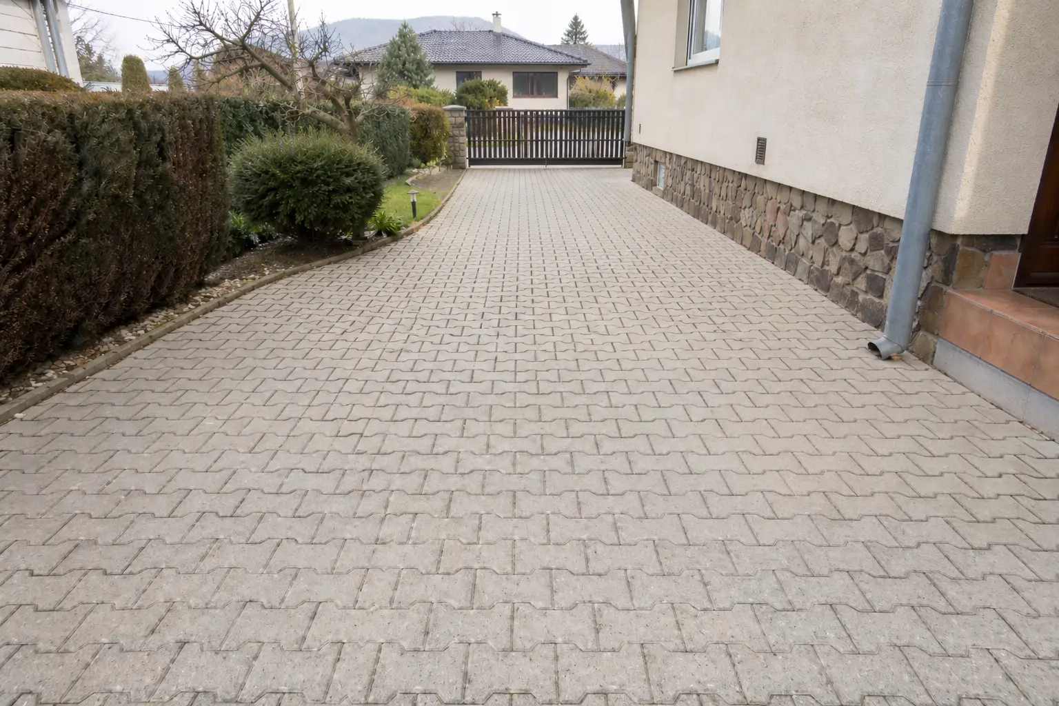 Vyčistená zámková dlažba po profesionálnom čistení